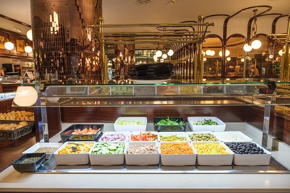Buffet fresco en Hotel Sporting Andorra, con ensaladas y guarniciones. ¡Reserva ya!