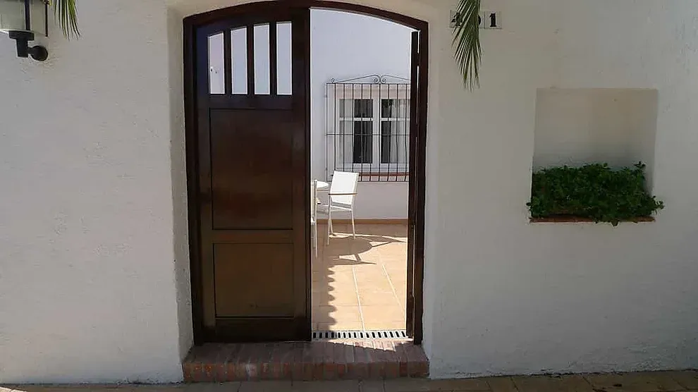 Entrada a patio con silla y mesa, ideal para ESTIVAL: Corporativa.
