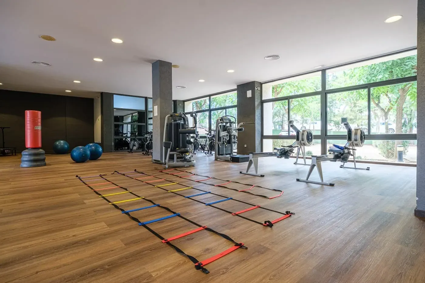 Modernes Fitnessstudio mit ESTIVAL: Firmenausstattung für Training.