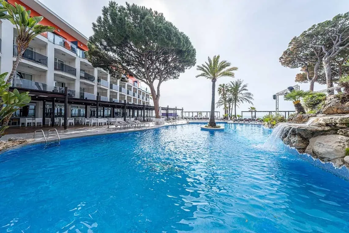 ESTIVAL Hotel: Pool with waterfall and palm trees, perfect for corporate events.