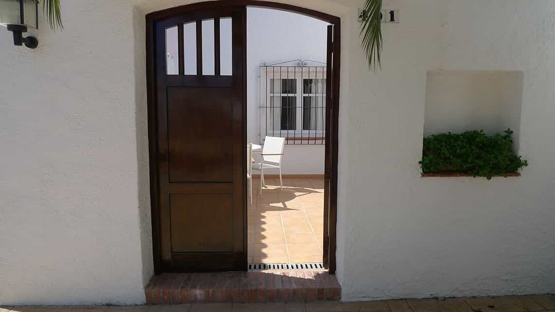 Habitación con terraza y plantas en Estival Eldorado Resort | Estival Group