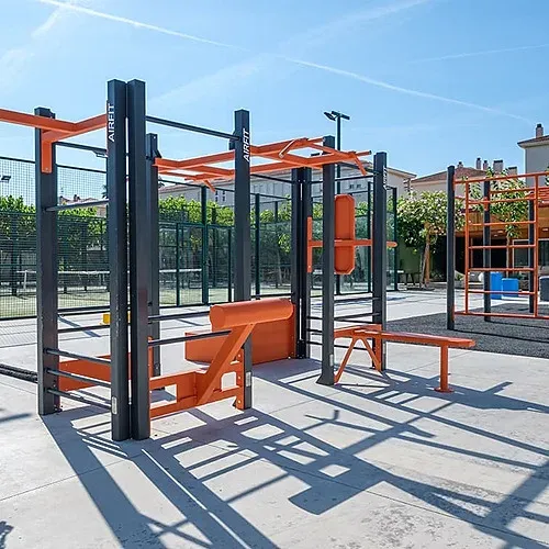 Estival Vendrell Platja: gym exterior moderno, ideal para entrenar al aire libre en la Costa Daurada.