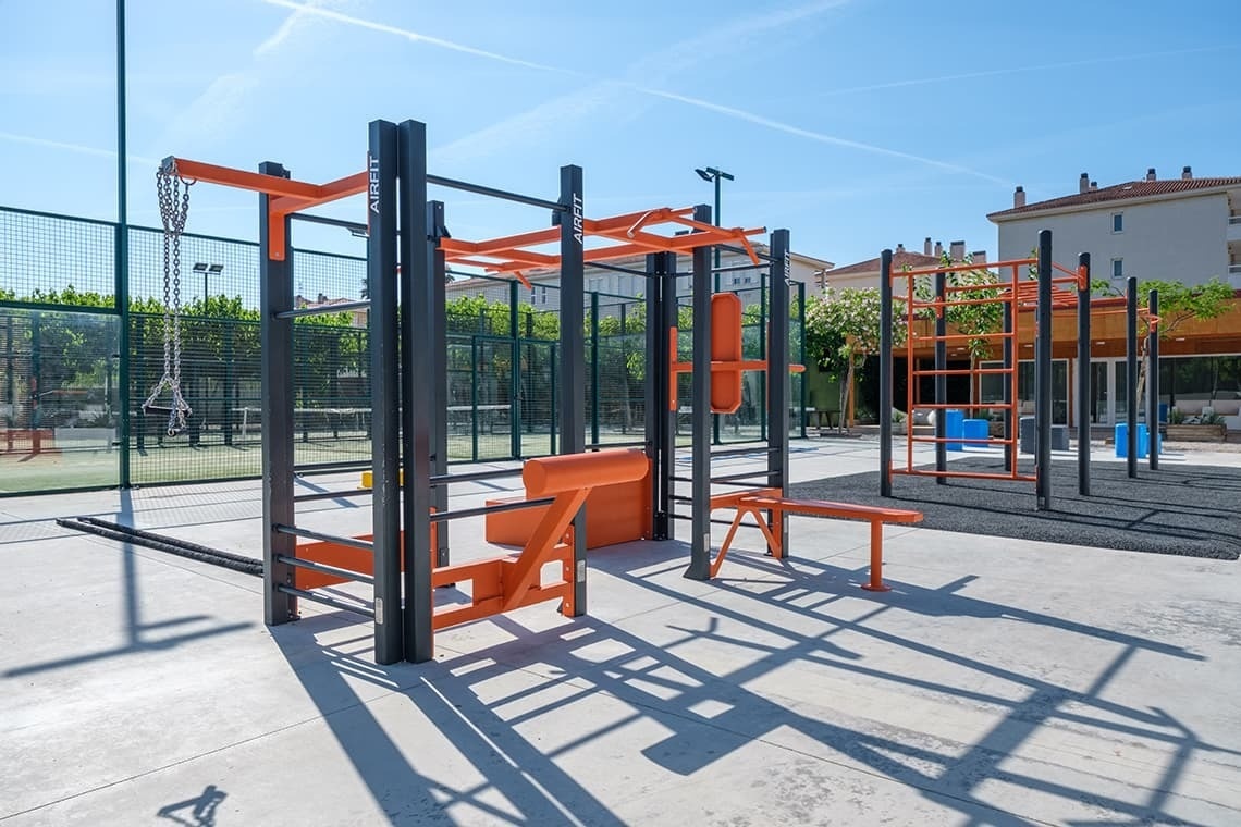 Aire de jeux extérieure moderne avec agrès de musculation à Estival Vendrell Platja, Catalogne.