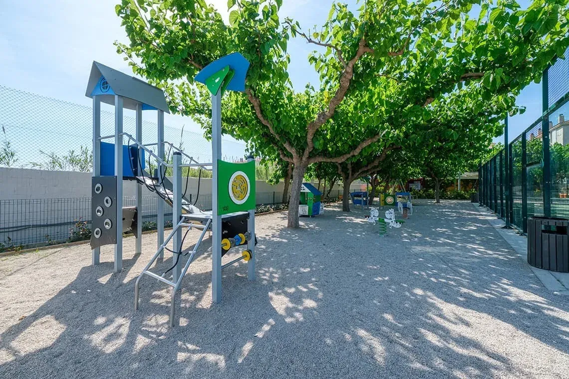 Parque infantil ESTIVAL: Corporativa con columpios y tobogán.