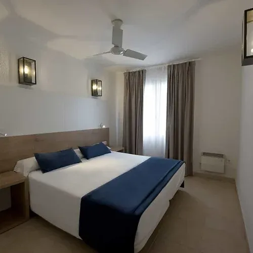 Habitació d'estil modern amb llit doble blau i blanc a Estival Eldorado Resort | Estival Group | Lloc Web Oficial.