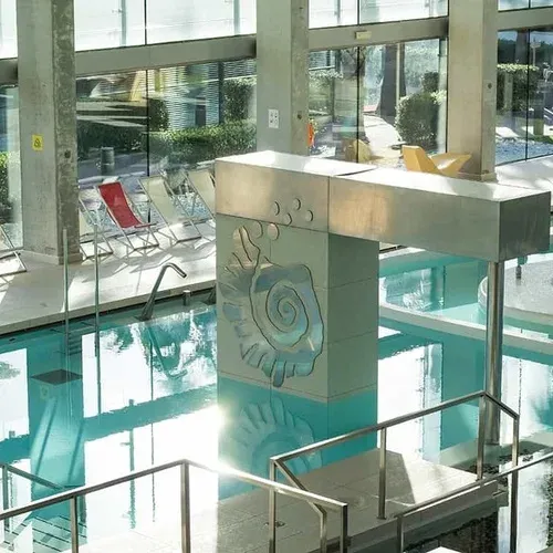 Spa ESTIVAL: Corporatiu amb piscina interior i gandules.