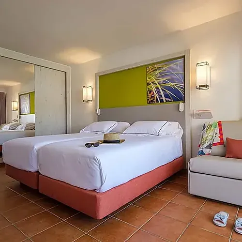 Modern double room with twin beds, perfect for ESTIVAL: Corporativa stays.