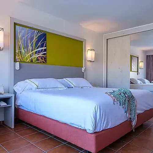 ESTIVAL: Corporate room with a double bed, nightstand, and mirrored wardrobe.