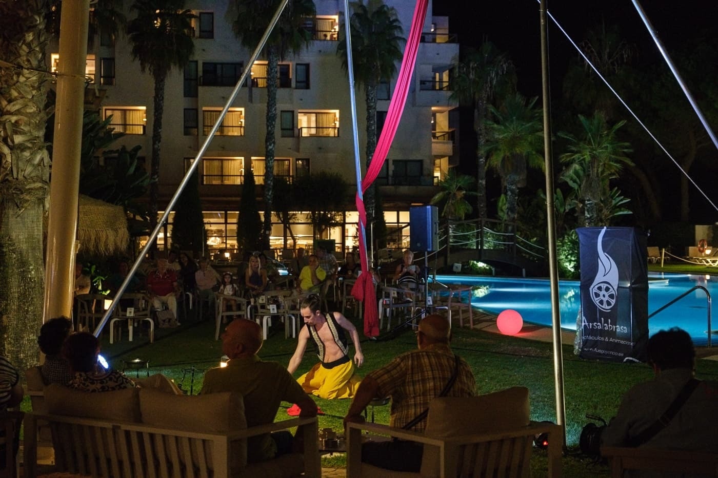 a group of people are sitting in front of a sign that says pyramidas