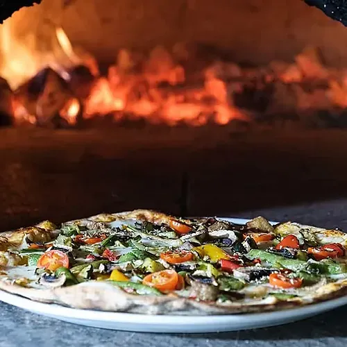 Pizza d'hortalisses acabada de fer al forn de llenya, Estival Eldorado Resort | Estival Group | Lloc Web Oficial