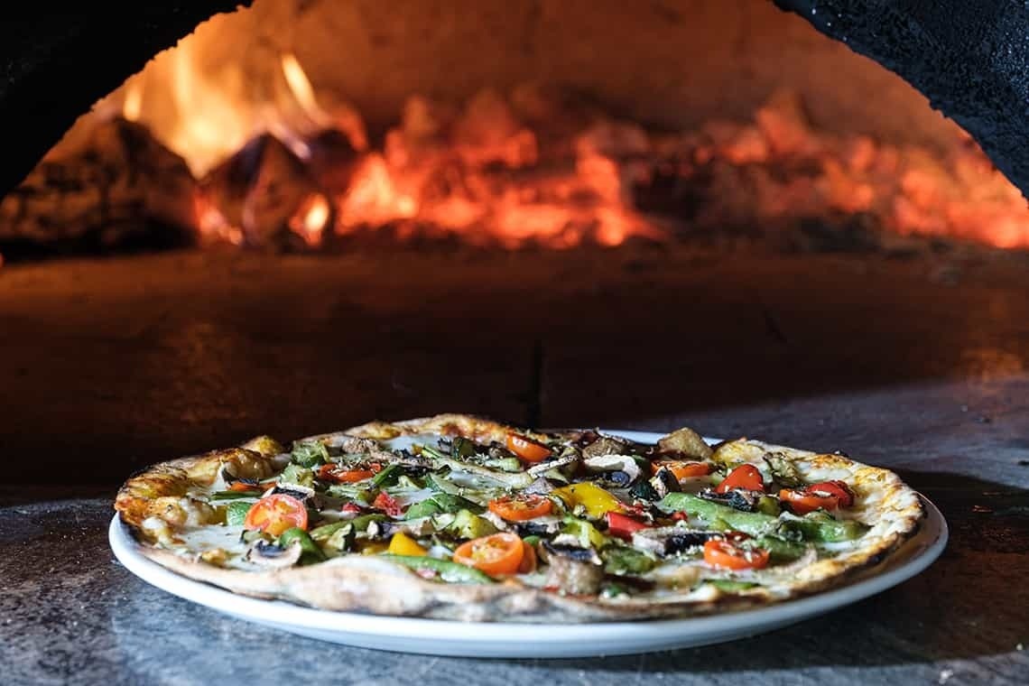 Pizza artesanal con verduras en horno de leña en Estival Eldorado Resort | Estival Group