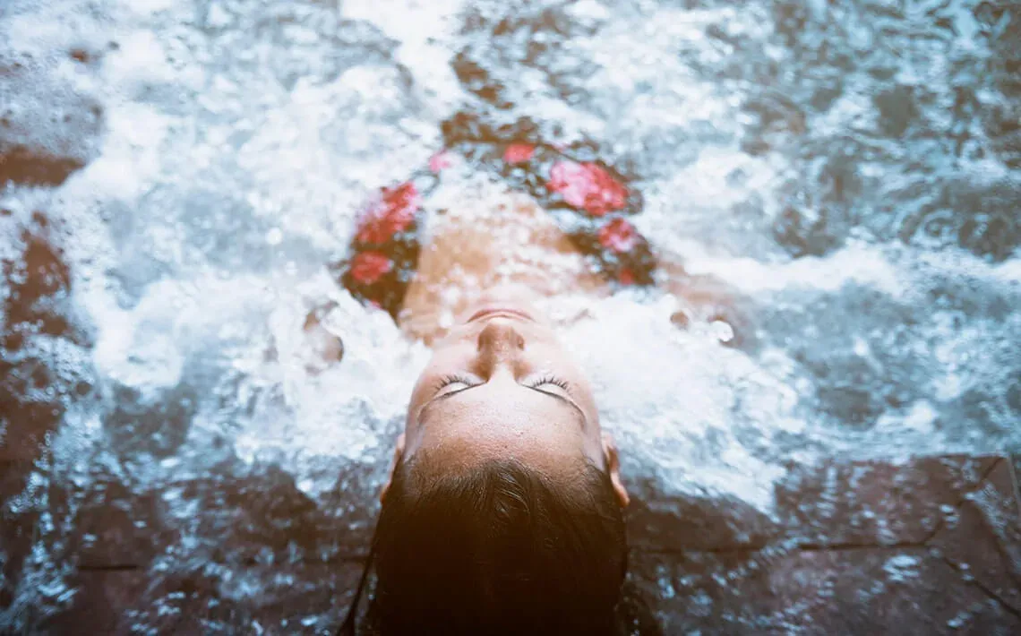 ESTIVAL: Corporatif : Détendez-vous dans le jacuzzi pour un moment de pure sérénité.