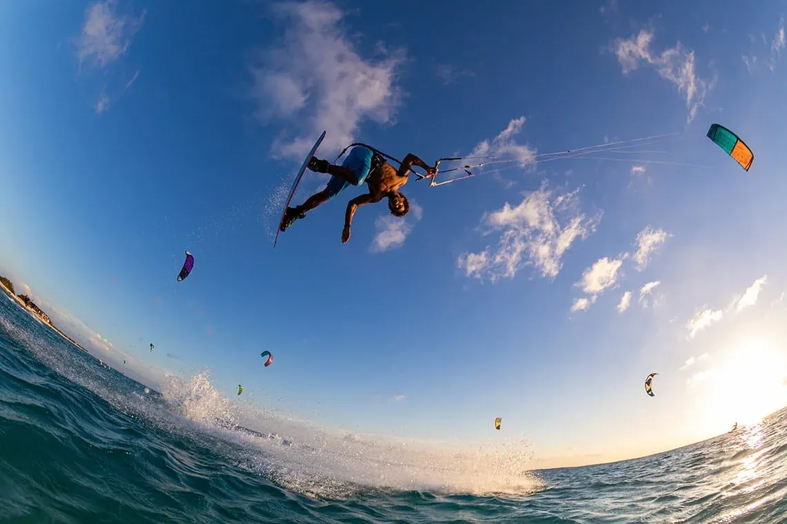 ESTIVAL: Corporative - Kite surfeur saute dans l'océan bleu avec des cerfs-volants