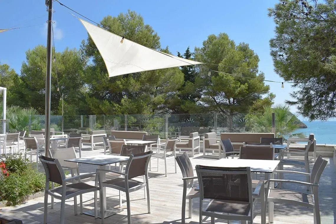 ESTIVAL: Corporate terrace with outdoor seating, overlooking the sea.