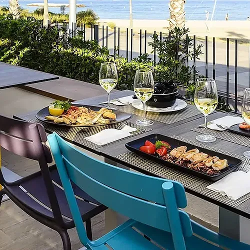 Taula amb menjar i vi davant del mar a Estival Eldorado Resort | Estival Group | Lloc Web Oficial