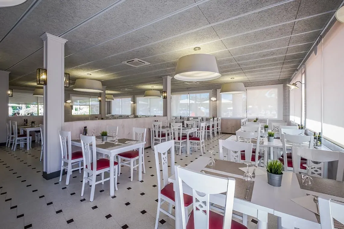 Comedor ESTIVAL: Corporativa, mesas blancas, sillas rojas, luminosos.