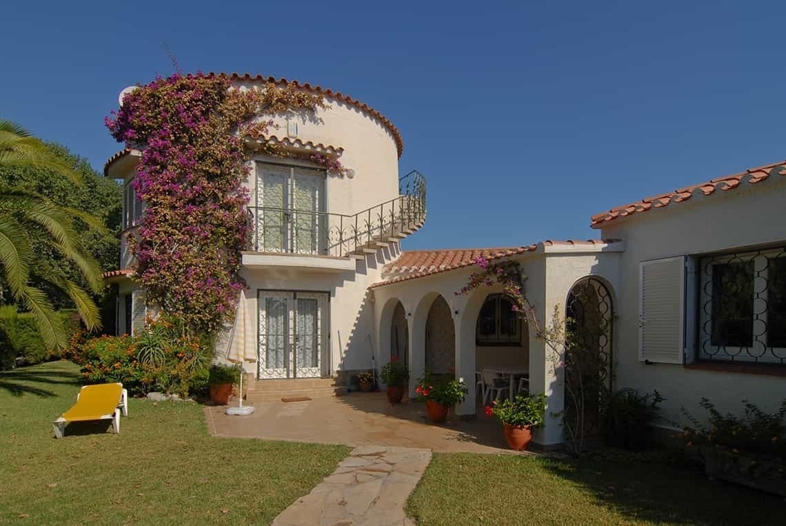 Estival Eldorado Resort: Fachada con bougainvillea y jardín soleado.