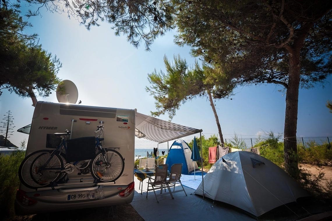 un rv de la marca hymer amb dues bicicletes a l' arrière