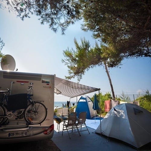 un rv de la marca hymer amb dues bicicletes a l' arrière