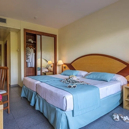 ESTIVAL: Corporate room with two beds, closet and cozy decor.