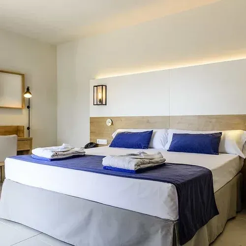 Habitació moderna a Estival Eldorado Resort amb llit còmode i escriptori. Lloc Web Oficial Estival Group.
