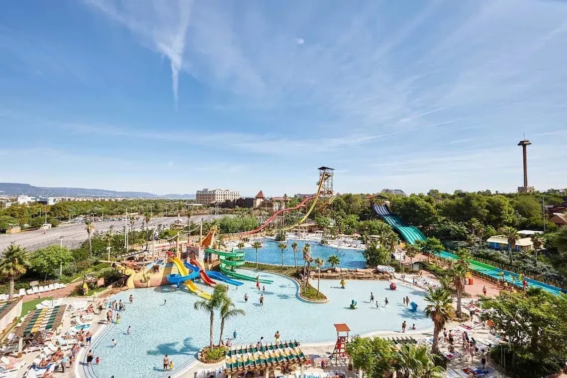 Parc aquatique ESTIVAL : toboggans, piscines et amusement pour tous.