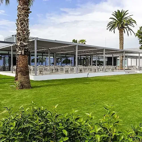 Restaurant exterior amb terrassa i palmeres a Estival Eldorado Resort | Estival Group | Lloc Web Oficial