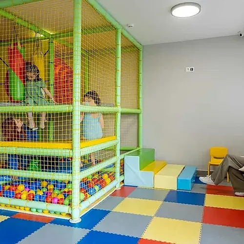 Kids' safe play area at ESTIVAL: Corporativa, featuring ball pit and soft play.