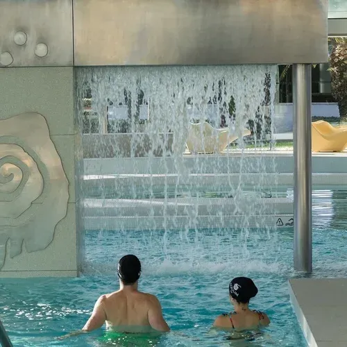 Parella relaxant a la piscina del Hotel Estival Park Marena 4* Superior, Tarragona.