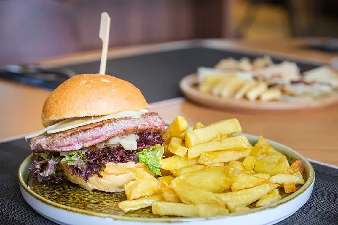 ESTIVAL: Corporativa. Burger gourmet avec frites, idéal pour événements.
