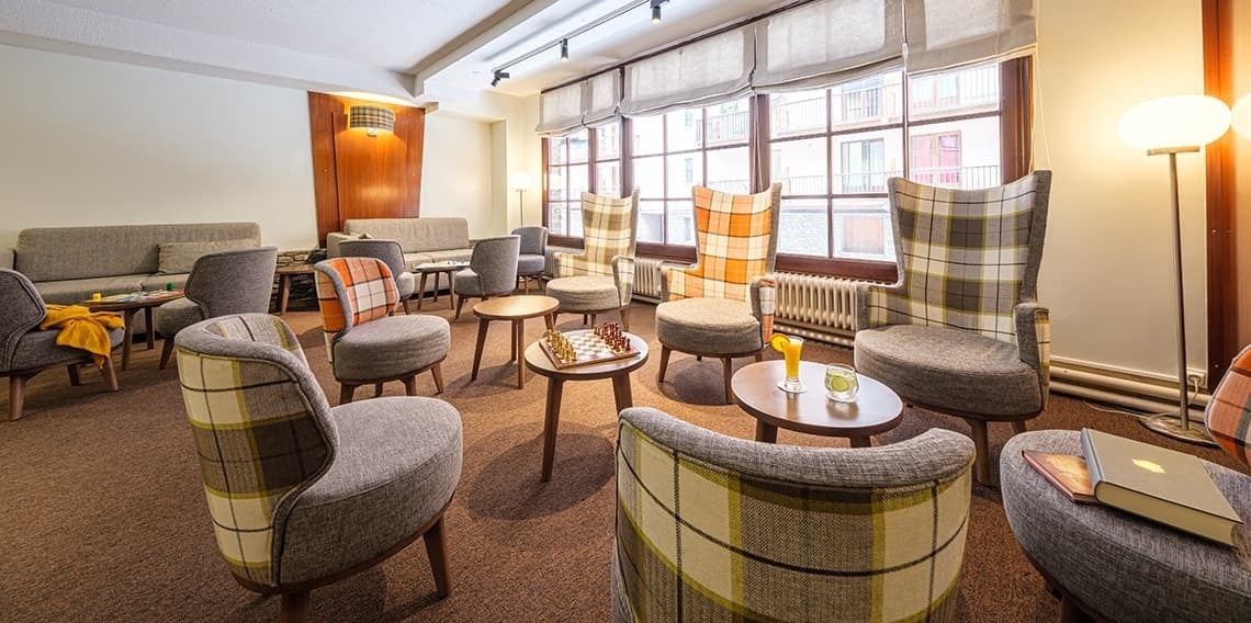 una sala de estar llena de sillas y mesas