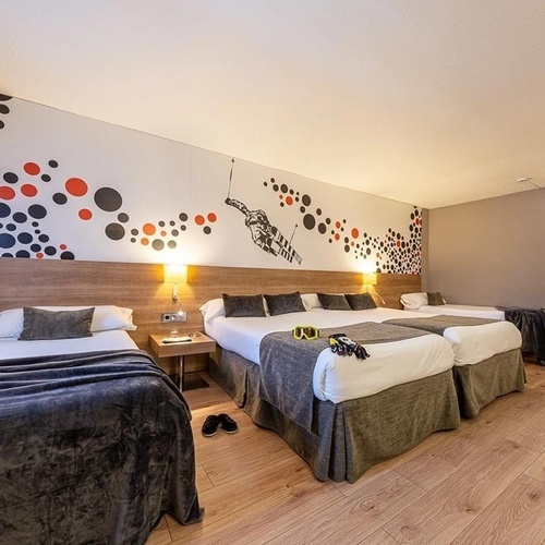 una habitació d' hotel amb tres camas i un mural a la paret