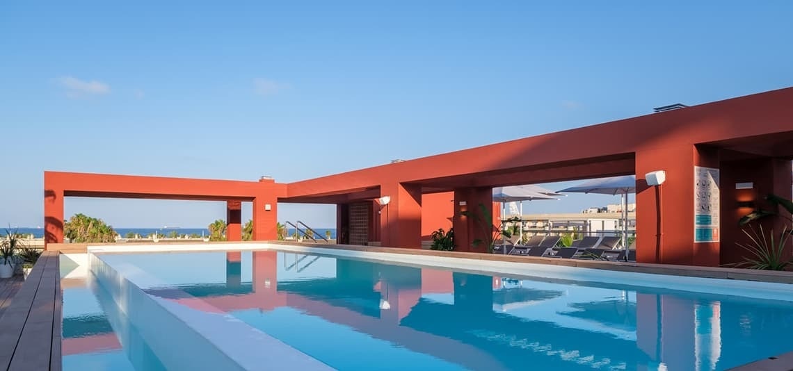 una gran piscina rodeada de edificios rojos y blancos