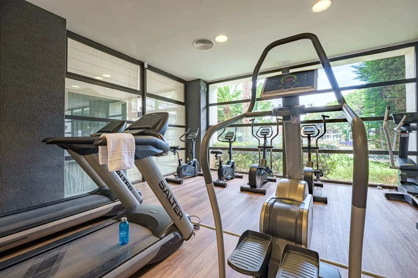 ESTIVAL Hotel Fitnessstudio: Cardiogeräte und Laufbänder mit Gartenblick.