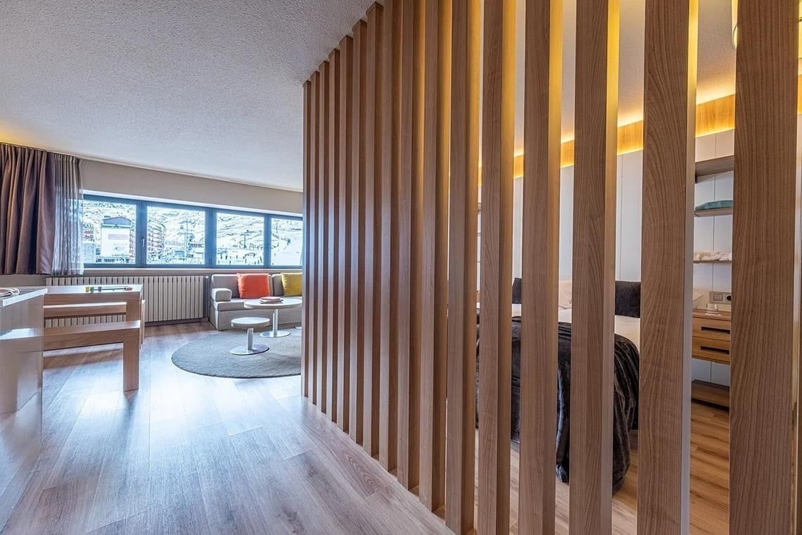 Suite moderna en Hotel Sporting Andorra, con zona de estar y vistas. Reserva web oficial.