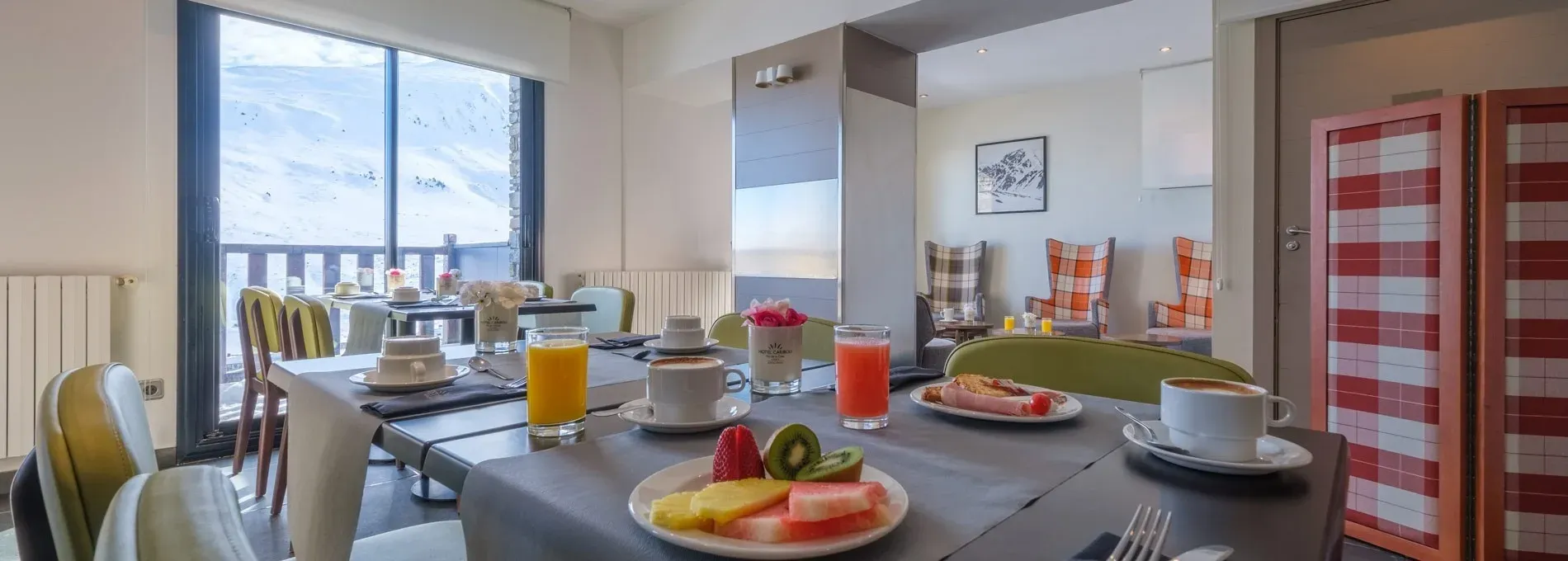 Petit-déjeuner avec vue sur les montagnes : Gastronomie | Hôtel Caribou Andorre | Groupe Estival | Site officiel