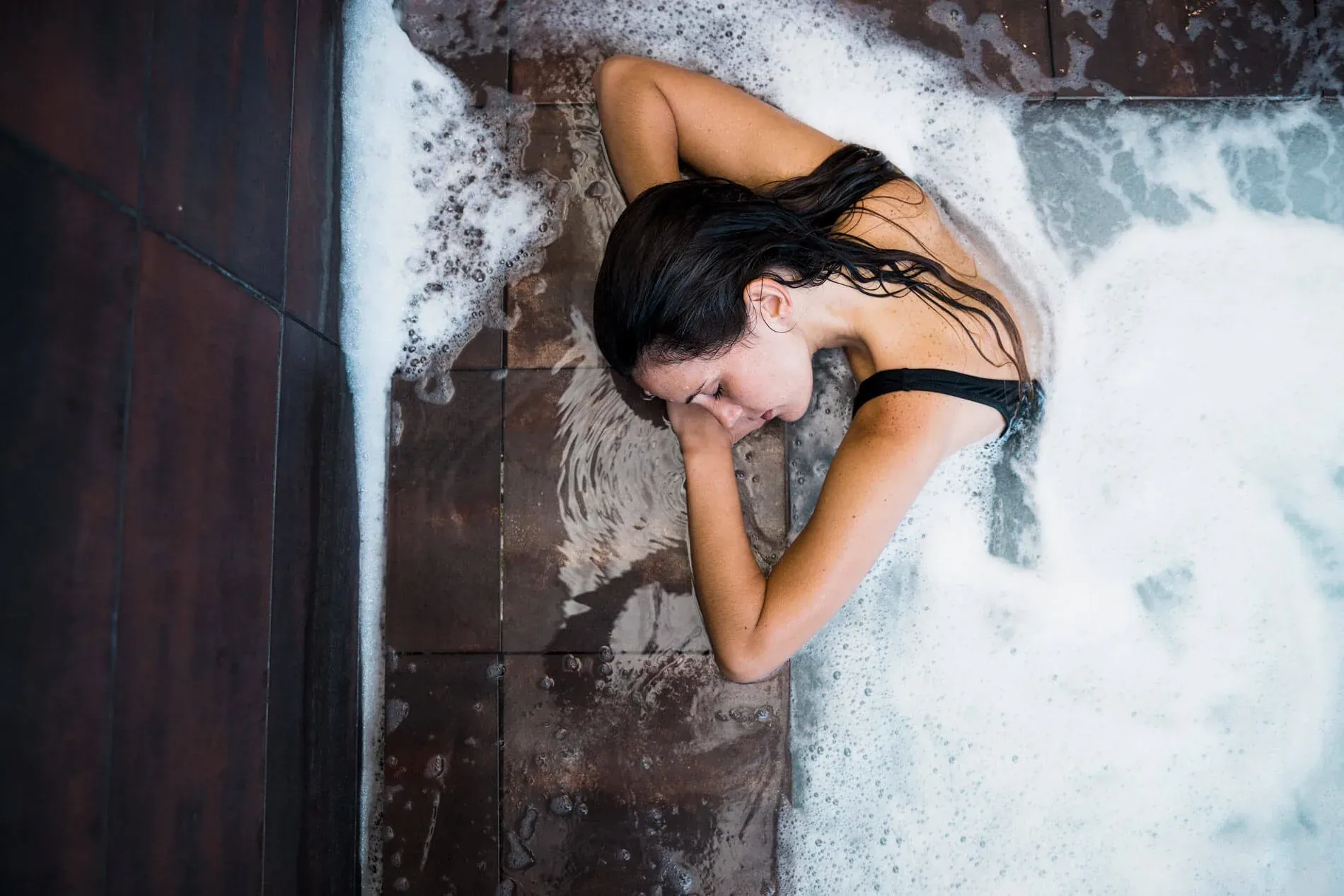 ESTIVAL: Corporativa: mujer relajándose en jacuzzi con espuma.