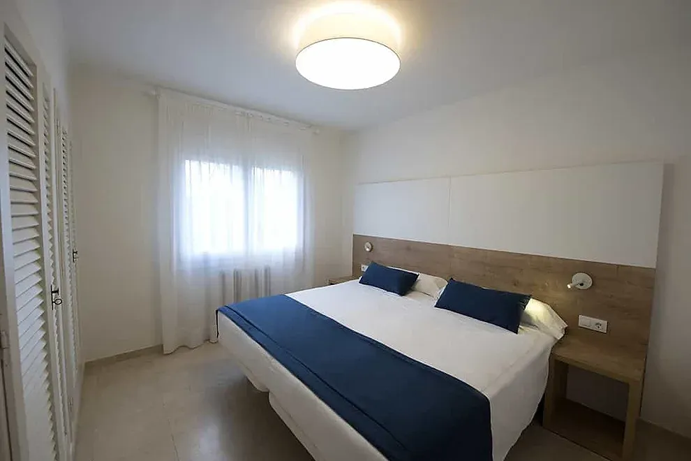 Cama matrimonial en habitación ESTIVAL: Corporativa con decoración moderna.
