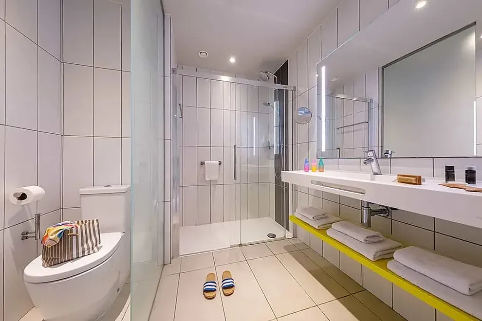 Baño moderno ESTIVAL: Corporativa con ducha, lavabo y WC.