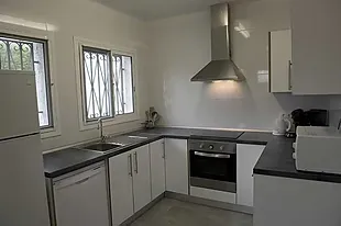 Cocina moderna ESTIVAL: Corporativa, equipada con electrodomésticos y vistas