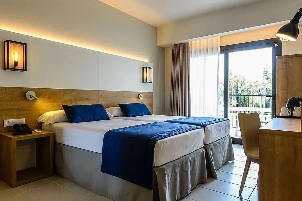 Habitación doble ESTIVAL: Corporativa con vistas, ideal para viajes de negocios.