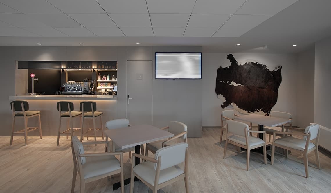 una sala de menjar amb unes taules i una televisió