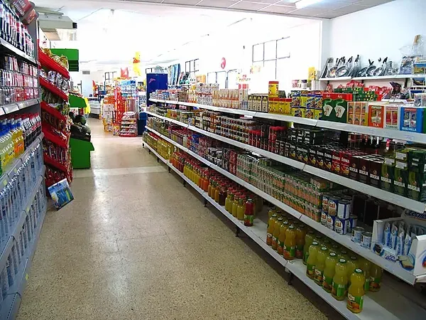 Estival: Corporativa - Estanterías de supermercado con zumos y conservas.