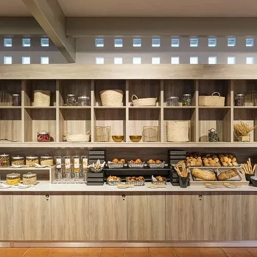 ESTIVAL Corporate: Buffet breakfast with pastries, fruits, and cereals.