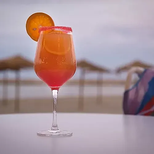 Copa de còctel refrescant amb vista a la platja i para-sols, Estival Eldorado Resort | Estival Group
