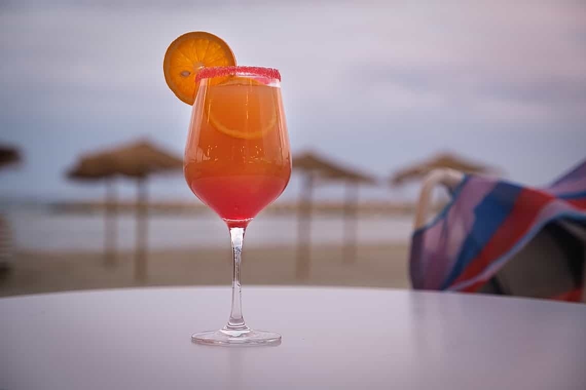 Cocktail con naranja y borde de azúcar en el Estival Eldorado Resort | Estival Group | Web Oficial.