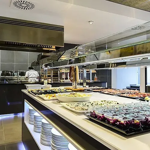 Buffet fred a Estival Eldorado Resort: varietat d'amanides i postres. Estival Group Lloc Web Oficial.