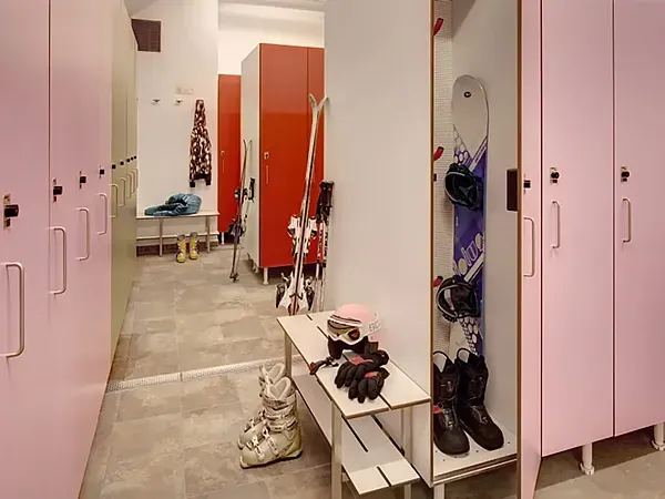 ESTIVAL: Guarda-esquís amb armariets roses i equipació, ideal per a la teva estada.