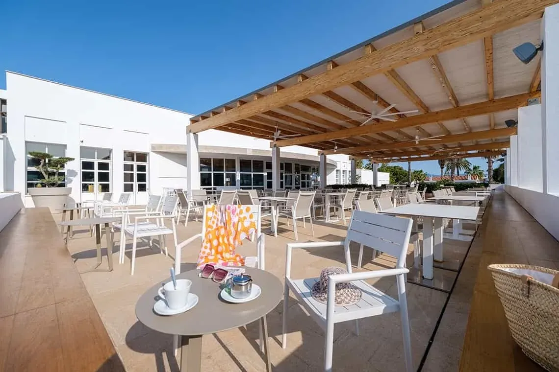 Terrasse ESTIVAL : Corporative avec tables et chaises, idéale pour événements.
