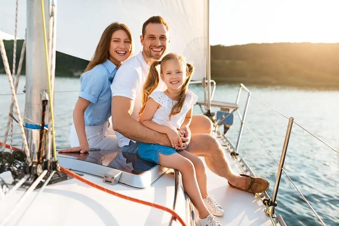 Famille heureuse en voilier, vacances parfaites avec ESTIVAL: Corporativa.